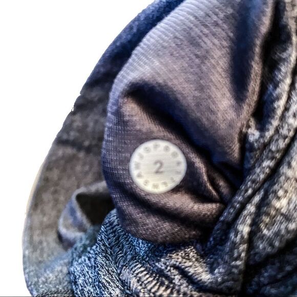 Lululemon-bandage style leggings grey size -2. Perfect for fall - Picture 5 of 5